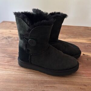 UGG | Bailey Button II | Black | size 6